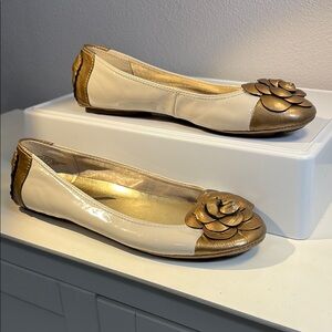 Anne Klein Sport Gold and Cream Leather Flats with Floral Embellishments sz 8.5M